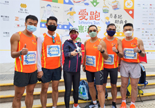相片︰房屋局局長何永賢（左三）為房署長跑小組同事打氣。