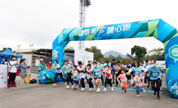 相片︰親子牽手跑賽事起步。