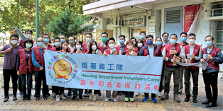 相片︰義工隊探訪富東邨長者住戶。