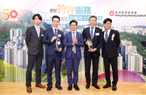 相片：房屋署副署长（屋邨管理）杨耀辉（中）与得奖者合照。
