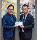 相片：助理署長（發展及採購）梁洪偉（左）頒授升職賀函予獲擢升為高級技術主任（土力工程）的李展程。