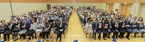 相片：署長王天予（前排右六）、副署長（屋邨管理）楊耀輝（前排右五）、三位助理署長（屋邨管理）、各物業管理總經理與逾300位得獎同事和團隊合照。