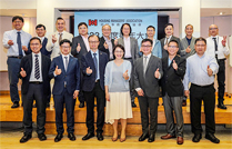 相片：署長王天予（前排中）、副署長（屋邨管理）楊耀輝（前排左二）、房屋事務經理協會主席黃文欽（前排左三）與理事會成員合照。