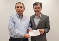 相片：助理署長（財務）姚忠（右）頒授升職賀函予獲擢升為合約高級財務經理的陳承輝。