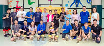 相片∶署长王天予（站排中）及职员同乐会主席康荣杰（站排左六）与得奖球员合照。