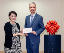 相片：房屋局常任秘書長王天予（左）頒授升職賀函予獲擢升為房屋署助理署長的林清華。