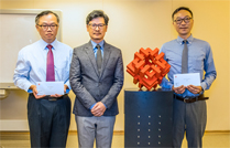 相片：副署長（屋邨管理）楊耀輝（中）與獲擢升為總技術主任（建築工程）的李永佳（左一）和梁貴德合照。