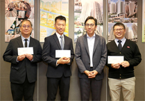相片：助理署長（發展及採購）梁洪偉（左三）與獲擢升為高級工程督察的馮根祥（左一）、譚家健（左二）和潘亮志合照。