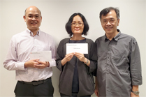 相片：助理署長（財務）姚忠（右）與獲擢升為合約財務經理的李思浩（左）和蔡明明合照。