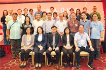 相片：副署長（屋邨管理）楊耀輝（坐排中）與房屋署初級人員協會理事會成員和一眾嘉賓合照。