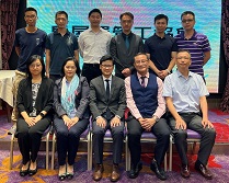 相片 : 副署長（屋邨管理）楊耀輝（前排中）、部門代表與房屋署管工協會理事會成員合照。