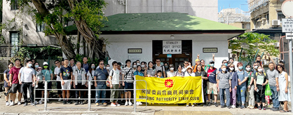 相片：一眾參與同事和親友於赤柱郵政局前合照。