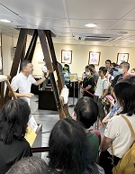 相片：懲教署職員講解懲教制度變遷和歷史。