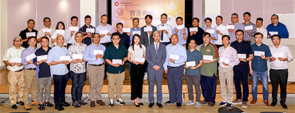 相片：助理署長（工務）林清華（前排左九）與獲擢升為工程監督的同事合照。