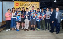 相片︰副署長(屋邨管理)楊耀輝(右七)、職員同樂會副主席鄧建雄(右二) 、委員蔡坤榮(右一)與眾得獎球員合照。 相片︰副署長(屋邨管理)楊耀輝(右七)、職員同樂會副主席鄧建雄(右二) 、委員蔡坤榮(右一)與眾得獎球員合照。