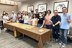 相片：房署義工隊成員製作愛心月餅送贈長者。