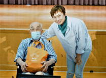相片：義工隊主席、助理署長（法律事務）祈林潔儀（右）與長者合照。