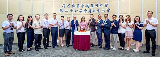 相片：同樂會會長羅淑佩（右九）、榮譽顧問、義務核數師與一眾委員主持切蛋糕儀式。