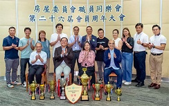 相片：各首長級人員恭賀同事在對外比賽中奪得多項殊榮，與對外賽事召集人和園藝小組代表合照留念。