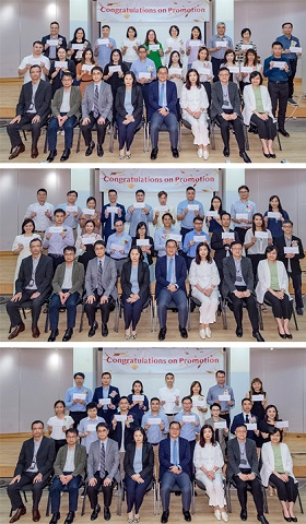 相片:助理署長(屋邨管理)(三)康榮傑(坐排右四)、助理署長(屋邨管理)(一)鄧馮淑姸(坐排右五)、助理署長(屋邨管理)(二)嚴家豪(坐排右六)、助理署長(房屋資助)梁德仁(坐排右七)、首長級同事(坐排)與部分獲擢升為副房屋事務經理的同事(後排)合照。 相片:助理署長(屋邨管理)(三)康榮傑(坐排右四)、助理署長(屋邨管理)(一)鄧馮淑姸(坐排右五)、助理署長(屋邨管理)(二)嚴家豪(坐排右六)、助理署長(房屋資助)梁德仁(坐排右七)、首長級同事(坐排)與部分獲擢升為副房屋事務經理的同事(後排)合照。