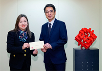 相片：房屋局常任秘書長羅淑佩（左）頒授升職賀函予獲擢升為房屋署助理署長的嚴家豪。