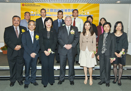 相片：房屋署署长(前排中)联同香港公共关系专业人员协会会长叶卫国先生(前排左一)、房委会财务小组委员会主席苏伟文教授(前排左二)、三位副署长及助理署长(行政)，与获颁发「服务市民  和谐互重」海报标语创作比赛得奖者合照。