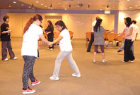 相片：專業導師教授「脫身術」，協助同事應對有暴力傾向的顧客。