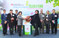 Photo: Deputy Director of Housing (Development and Construction) Ms Ada Fung (forth from right) and Chairman of the Southern District Council Ms Mar Yuet-har (forth from left) jointly stamp on a giant map of Ma Hang Park to mark its official opening.