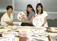 相片：小組其中三位成員 -- (左起) 余美媚、吳潔嫻和李智欣分享習畫的樂趣。