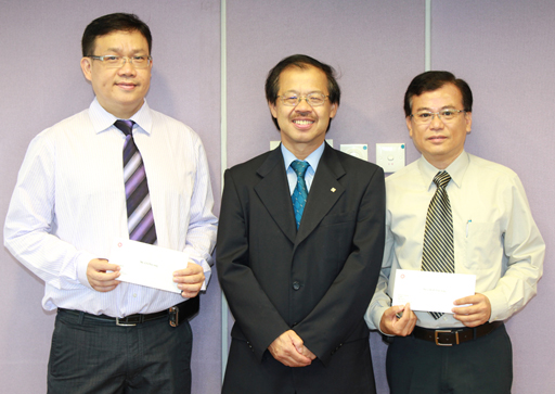 相片：晋升为高级屋宇装备督察的吕以星(左)和陈耀荣(右)获助理署长(工务)(二)张建强颁授升职贺函。