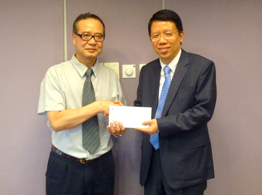 相片：晉升為高級技術主任(土木工程)的李逸雲(左)獲助理署長(工務)(一)林思尊頒授升職賀函。