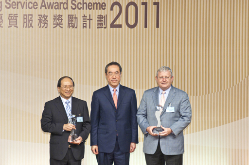 相片：栢志高(右)与水务署署长马利德接受署理行政长官唐英年(中)颁授金奖。