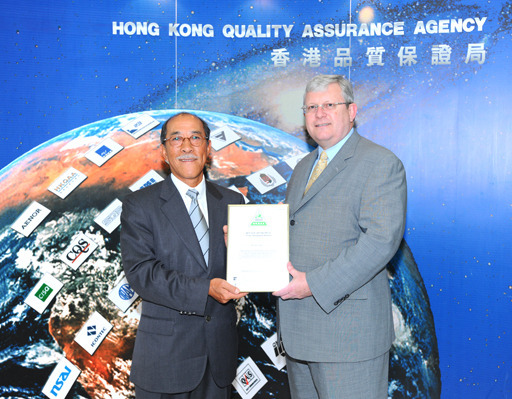 Photo: On behalf of the HD, Director of Housing D W Pescod (right) receives the ISO certificate from the Chairman of HKQAA Professor Peter K W Mok.