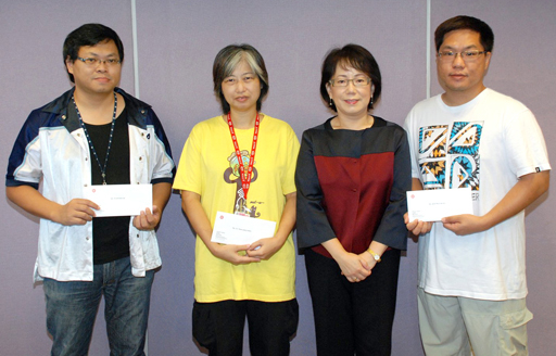 相片：晉升為一級監工(建築)的藍建業(左一)、茹順萍(左二)和姜志和(右一)，獲助理署長(發展及採購)鄭溫綺蓮頒授升職賀函。