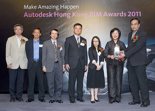 相片：房屋署副署長(發展及建築)馮宜萱(右二)與項目團隊於頒獎禮上，接受劉秀成教授(右一)頒發獎座。