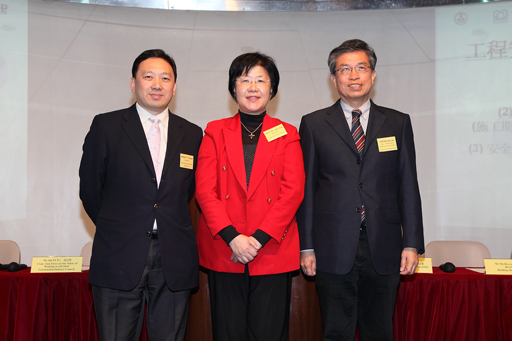 相片：房屋署副署長(發展及建築)馮宜萱(中)與建造業議會及香港建造商會代表在工作坊上合照。
