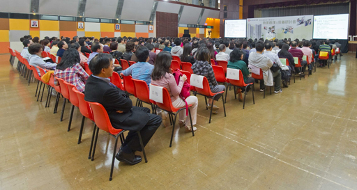 Photo: The participants show great interest in the presentation.