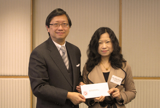 相片:黄惠芬(右)获公务员事务局常任秘书长黄鸿超颁授升职贺函。
