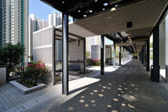 相片：彩福邨的涼亭由有蓋通道連接，通道頂局部透光的設計讓陽光投射地上，化成富藝術感的裝飾。