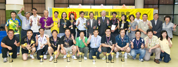 相片：署長栢志高(後排右八)及職員同樂會主席張建強(後排右九)於賽後與得獎健兒及同事合照。