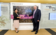 相片：運輸及房屋局局長鄭汝樺(左)及房屋署署長栢志高主持展覽的開幕式。