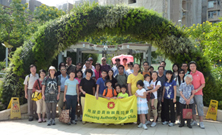 相片：同事於赤柱馬坑公園的蝴蝶園來個大合照。