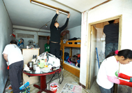 相片：义工分组到不同屋，为有需要的长者清洁和粉饰家居。