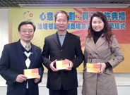 相片：(左起)李焯明、何偉廉及周鳳貞獲頒2009/10年度「心意卡」。