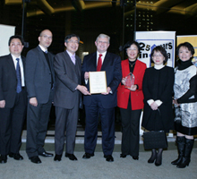 Photo: Mr Duncan Pescod (fifth from right), Permanent Secretary for Transport and Housing (Housing), receives the champion of Safety Leadership Award on behalf of the HA.