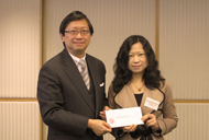 相片:黃惠芬(右)獲公務員事務局常任秘書長黃鴻超頒授升職賀函。