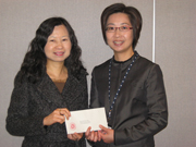 相片：梁佩珊(右)獲房屋署助理署長(行政)黃惠芬頒授升職賀函。