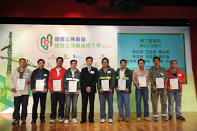 相片:「新工程項目 - 傑出工地管工」得主與建造業議會高級經理(議會事務)梁偉雄(左五)合照。