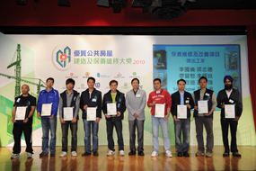 相片:「保養維修及改善項目- 傑出工友」得主與香港建造業總工會理事長周聯僑(右五)合照。