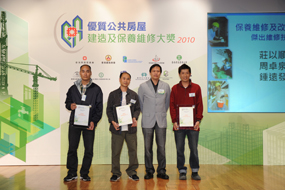 相片:「保養維修及改善項目 - 傑出維修技工」得主與周聯僑(右二)合照。